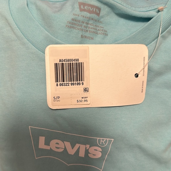 Surf blue Levi’s t-shirt with small Levi’s logo in middle - Picture 3 of 3